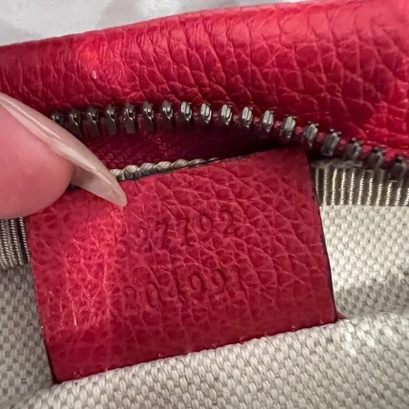 Bright red Gucci waist bag 100%authentic like new slight wear - Picture 3 of 4